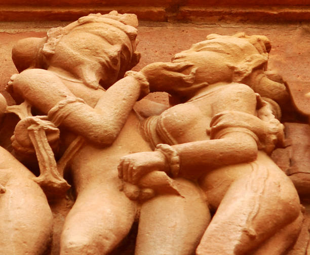 miłość - starożytna rzeźba kochającej pary w khajuraho, indie - khajuraho india sexual activity temple zdjęcia i obrazy z banku zdjęć