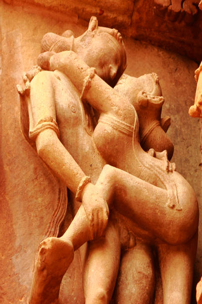 kochająca para - starożytna rzeźba pary w intymnej pozycji w khajuraho, indie - khajuraho india sexual activity temple zdjęcia i obrazy z banku zdjęć