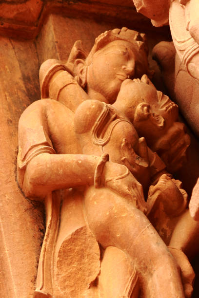 kochająca para - starożytna rzeźba w khajuraho, indie - khajuraho india sexual activity temple zdjęcia i obrazy z banku zdjęć