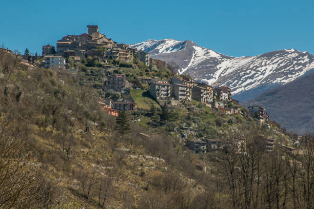 belle vue sur trevi nel lazio - lazio photos et images de collection