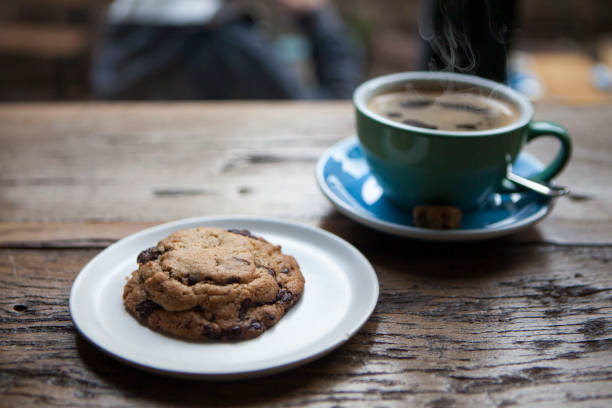 biscotti al cioccolato e una tazza di caffè - black coffee drink chocolate coffee foto e immagini stock