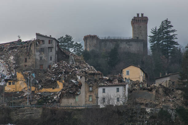 panoramiczny widok na arquata del tronto zniszczony przez trzęsienie ziemi - bombing city earthquake disaster zdjęcia i obrazy z banku zdjęć