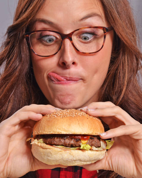 donna nerd hamburger - vertical caucasian glasses red hair foto e immagini stock
