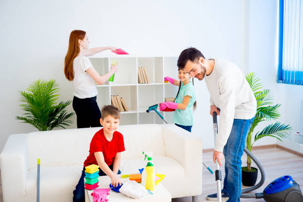 istock Family cleaning house 675227900