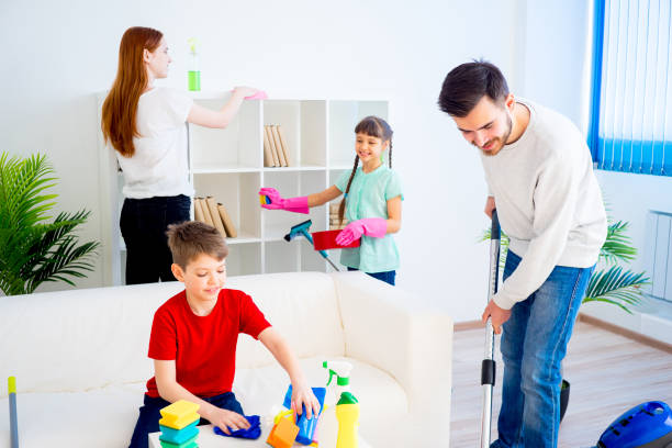 istock Family cleaning house 675227948