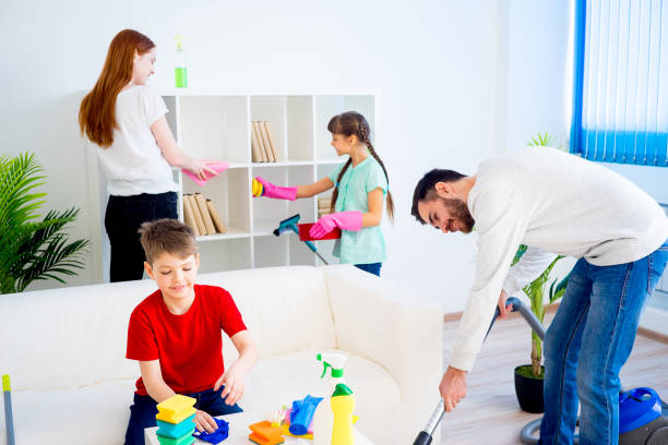 istock Family cleaning house 675228002