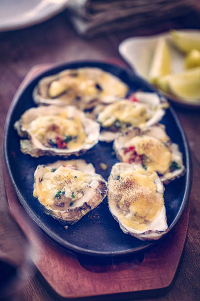 istock Eating Baked Oysters au Gratin 675230352