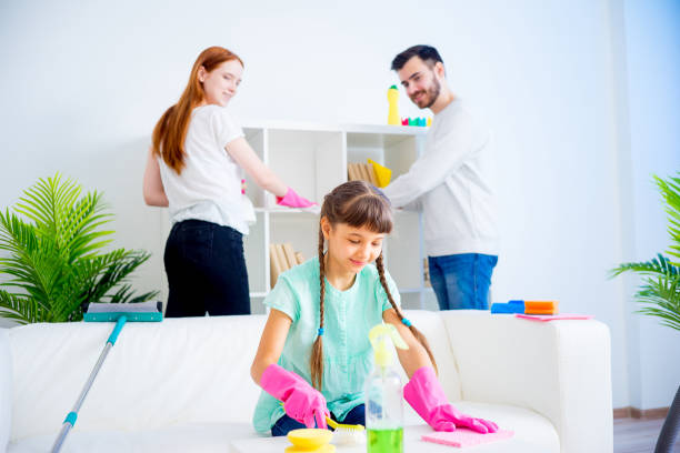 istock Family cleaning house 675230374