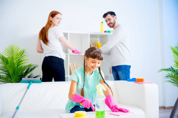 istock Family cleaning house 675230404