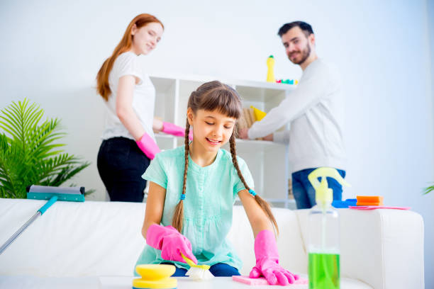 istock Family cleaning house 675230426