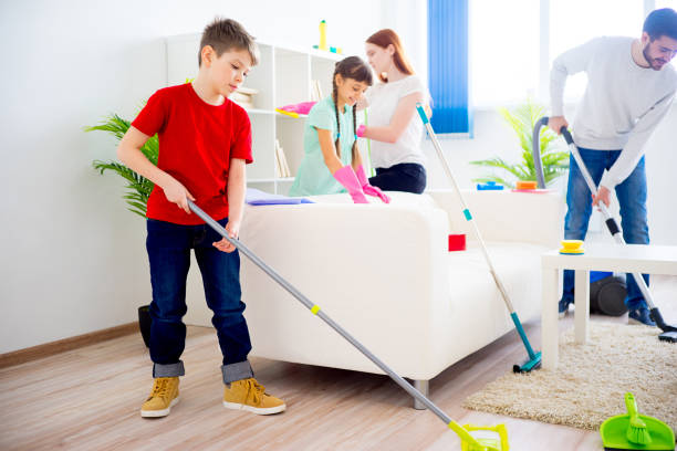 istock Family cleaning house 675230930