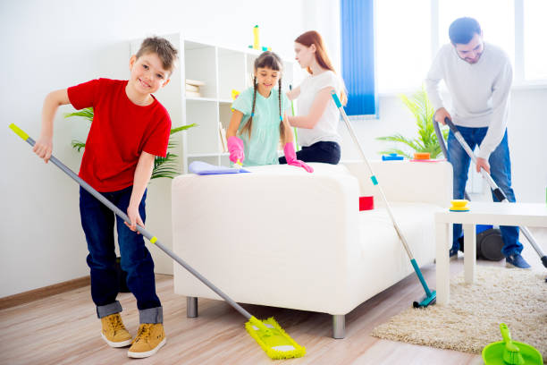 istock Family cleaning house 675230994