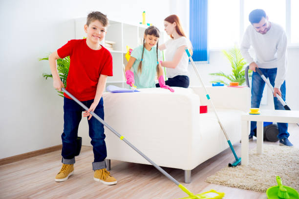 istock Family cleaning house 675231014