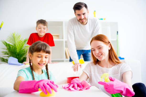 istock Family cleaning house 675233412
