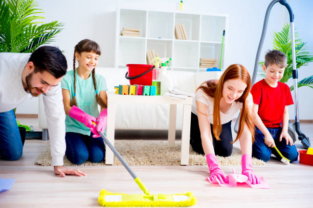 istock Family cleaning house 675233640