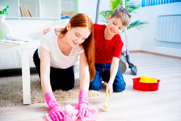 istock Family cleaning house 675233688