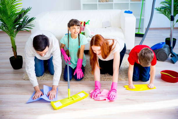 istock Family cleaning house 675233860