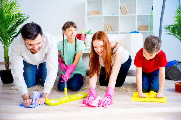istock Family cleaning house 675233942