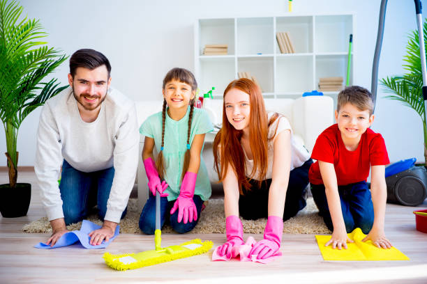 istock Family cleaning house 675233988