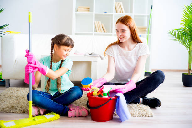 istock Family cleaning house 675234166