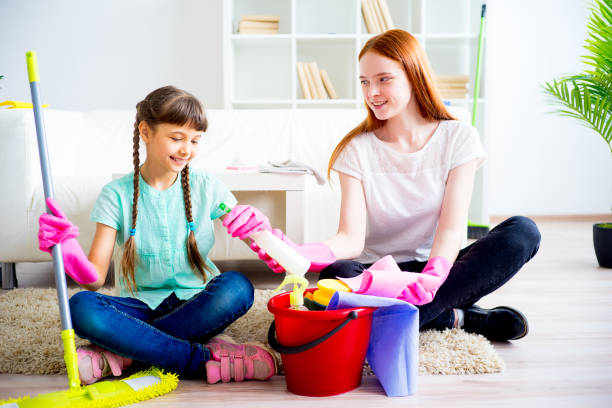 istock Family cleaning house 675234210