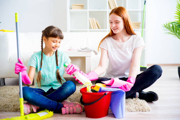 istock Family cleaning house 675234232
