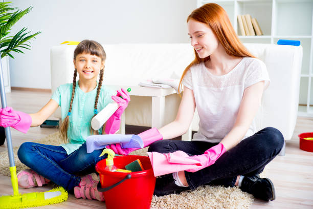 istock Family cleaning house 675234248
