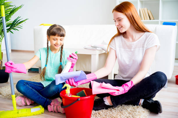 istock Family cleaning house 675234288