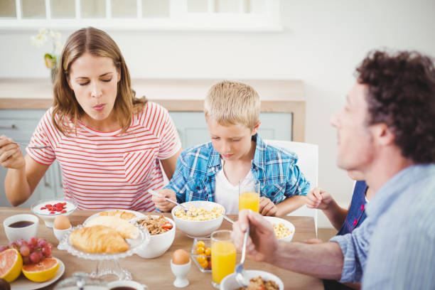 istock Children having breakfast with parents 675240932