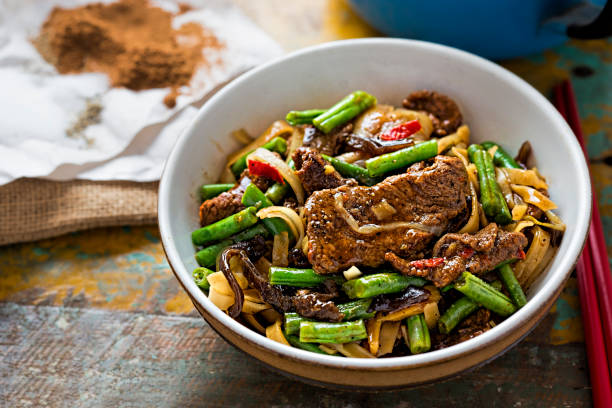 炒めた牛肉・きのこ麺 - chopsticks stir fried vegetable beef ストックフォトと画像