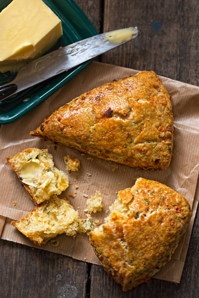 チェダー チャイブ トマト スコーン三角形 - home made bread ストックフォトと画像