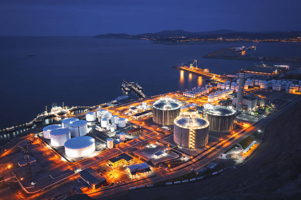 industry in bilbao near the sea - indústria petrolífera imagens e fotografias de stock