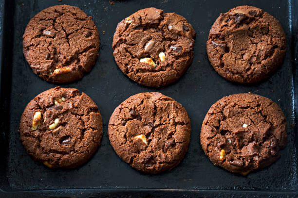 istock Triple dark, milk and white chocolate cookies 675252296