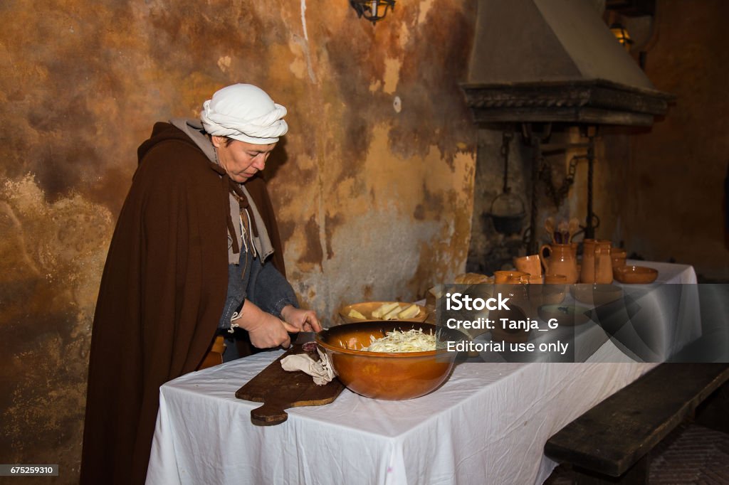 Medieval Mujer En Ropa Medieval Preparando El Almuerzo En La Recreación  Histórica En Gorizia Italia Foto de stock y más banco de imágenes de  Medieval - iStock