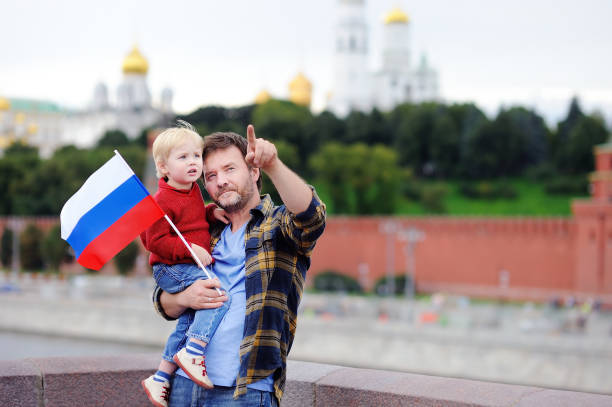 러시아 국기와 함께 행복 한 가족의 초상화 - russian culture russia child people 뉴스 사진 이미지