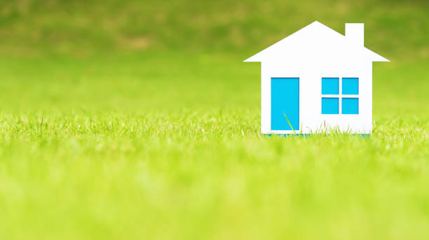 istock Small house on green lawn 675289560