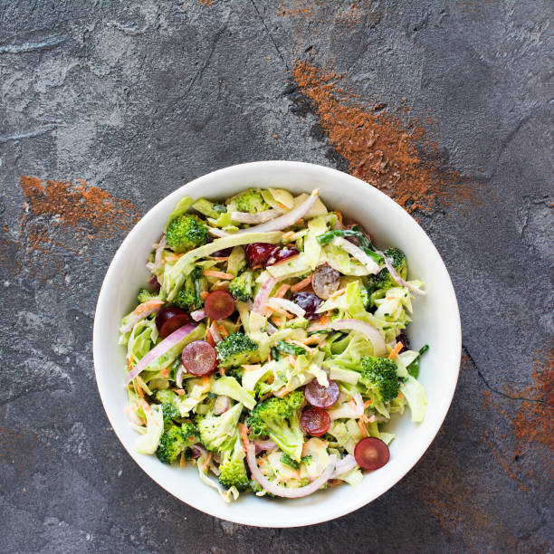 здоровый салат из брокколи - coleslaw стоковые фото и изображения