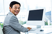 笑顔のコンピューターを使用して実業家