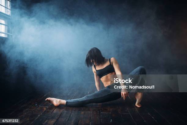 Contemp Dancing Female Performer In Dance Class Stock Photo - Download Image Now - Active Lifestyle, Adult, Arts Culture and Entertainment