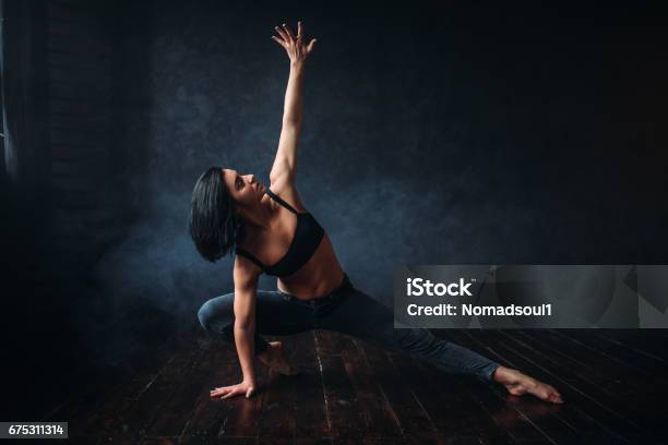 Contemp Dancing Female Performer In Dance Class Stock Photo - Download Image Now - Active Lifestyle, Adult, Arts Culture and Entertainment