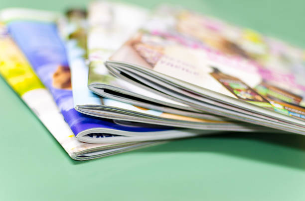 stapel von zeitschriften - magazine catalog stack printed media stock-fotos und bilder
