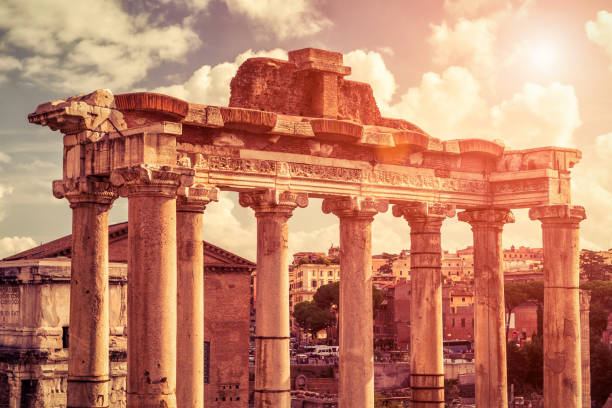 ruinen der tempel des saturn auf dem forum romanum in rom - rome sunlight roman forum temple of saturn stock-fotos und bilder