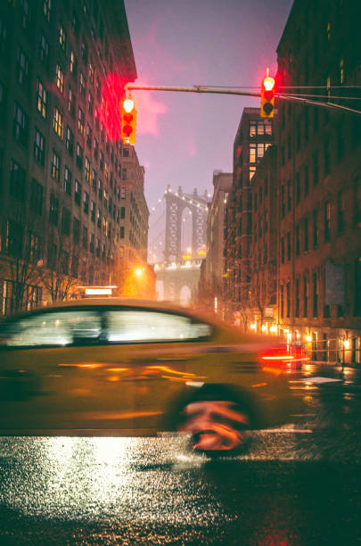 taxi giallo di notte a new york - brooklyn bridge taxi new york city brooklyn foto e immagini stock