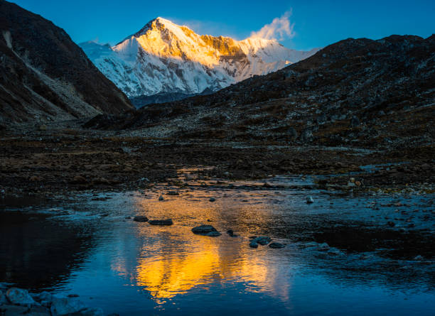 złoty wschód słońca na cho oyu 8188m himalajski szczyt górski nepal - cho oyu zdjęcia i obrazy z banku zdjęć