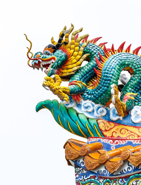 estatua de dragón sobre fondo blanco hermoso - asian culture dragon textile symbol fotografías e imágenes de stock