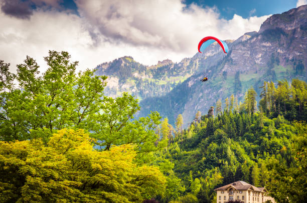 красивый пейзаж интерлакен, швейцария - interlaken стоковые фото и изображения