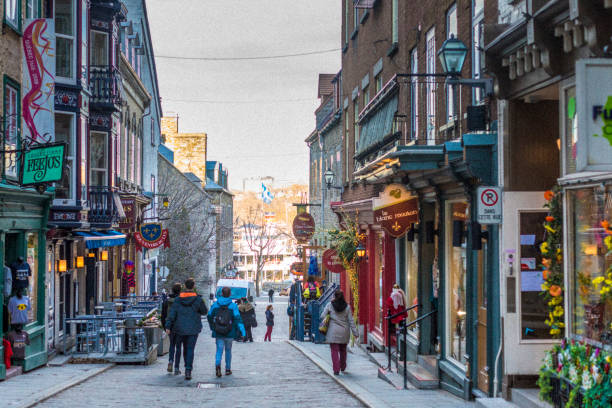 uliczna scena dzielnicy petit champlain w starym mieście quebec, gdzie historyczne budynki, datowane już w 1608 roku, są widoczne na zdjęciu. - city street street shopping retail zdjęcia i obrazy z banku zdjęć