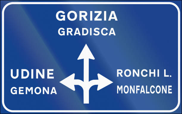illustrazioni stock, clip art, cartoni animati e icone di tendenza di segnale stradale utilizzato in italia - segnale postale di intersezione non urbana - udinese