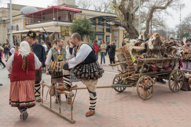 carnaval de printemps annuel à varna, bulgarie - danse du masque photos et images de collection
