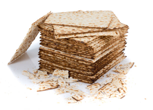 куча мацы и некоторые сломанные маца на стороне - passover matzo judaism broken стоковые фото и изображения